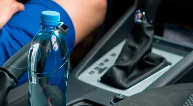 Почему в автомобиле нельзя оставлять бутылку с водой