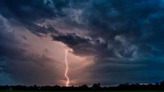 В мужчину ударила молния, спасло его «маленькое чудо» на шее
