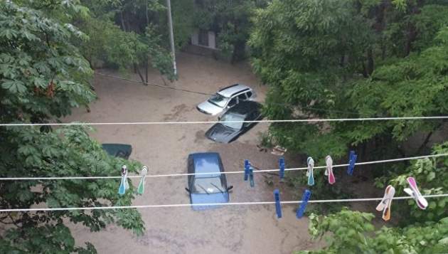 В Крыму мощный ливень затопил Севастополь. Видео