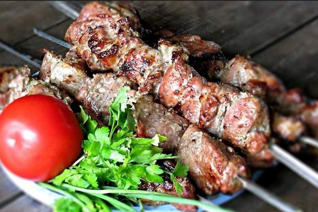 Как грамотно выбрать мясо для шашлыка