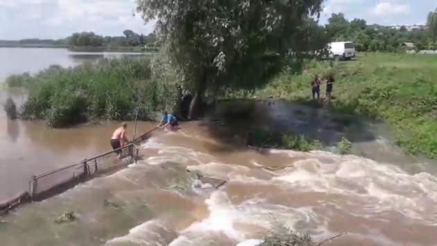 Рыба на грядках и водопады: жуткие кадры наводнения под Одессой