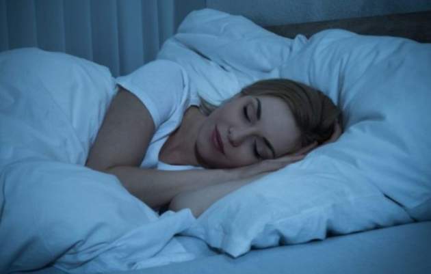 Медики рассказали, к чему приводит сон со включенным светом