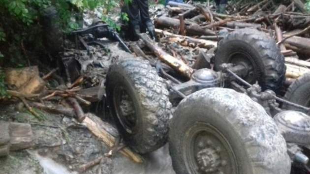 На Закарпатье лесовоз сорвался в реку: погибли 5 человек