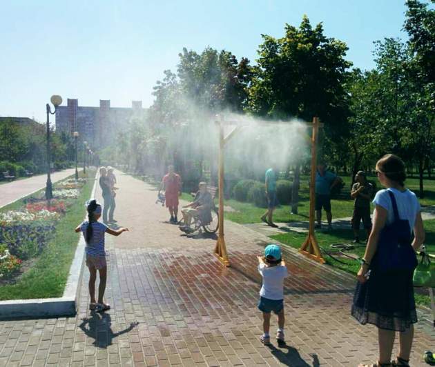 В киевских парках появились арки, распыляющие прохладную воду. Список мест