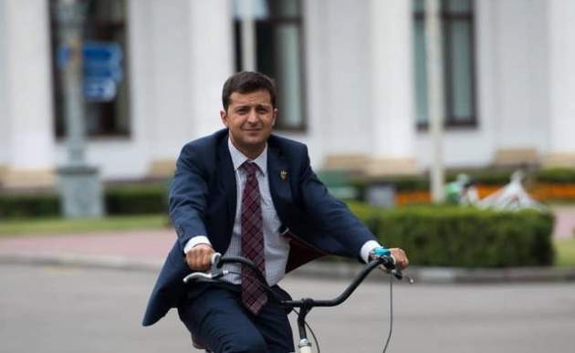 "В стране не та ситуация, чтобы президент ездил на велосипеде" — заместитель главы АП