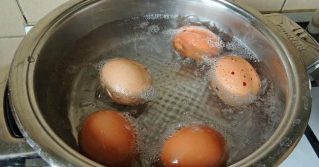 Не выливайте воду после варки яиц: вы удивитесь, узнав причину