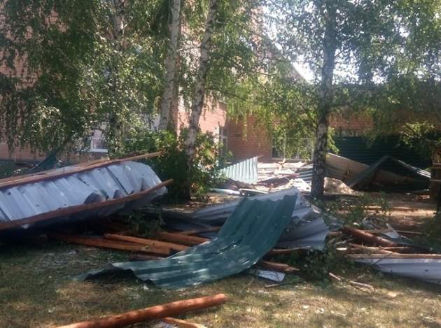 Появилось видео последствий урагана под Луганском