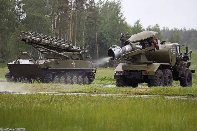 На границе с Украиной наблюдается крупное скопление российской военной техники. Видео