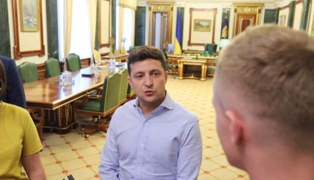 Зеленский показал свой кабинет в АП. Видео