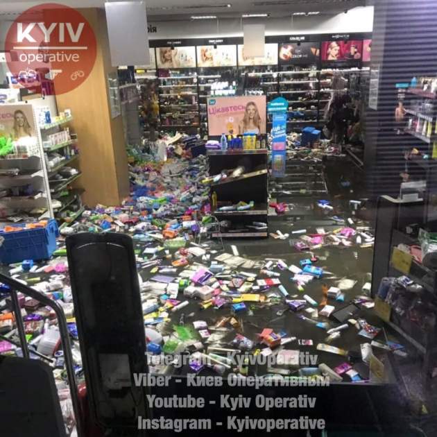 В Киеве после ливня затопило популярный магазин