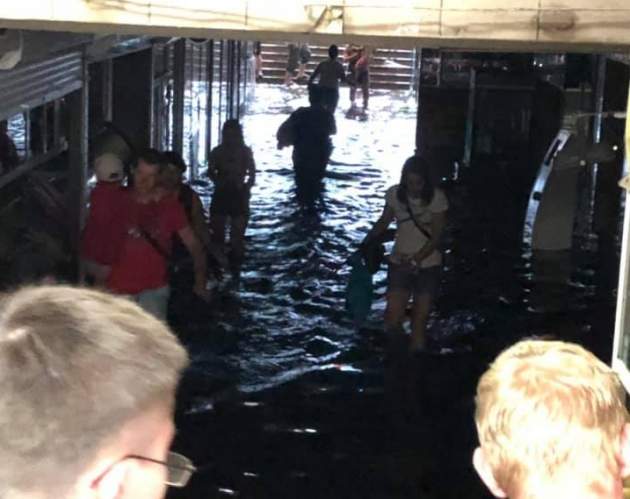 Воды было почти по пояс: фото потопа в киевском метро