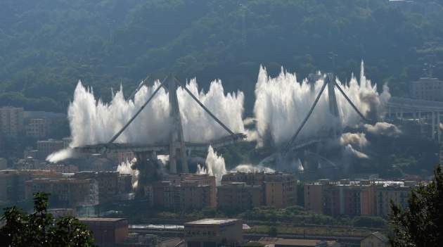 В Италии взорвали мост, на котором погибли 43 человека. Видео