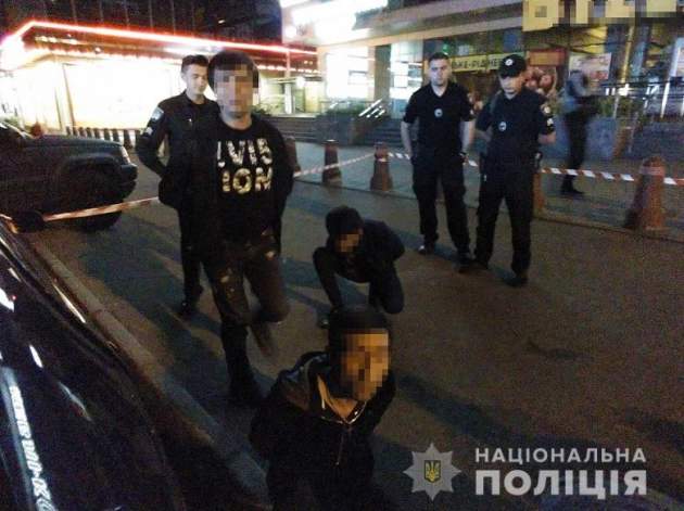 В Киеве иностранцы начали стрелять в кафе