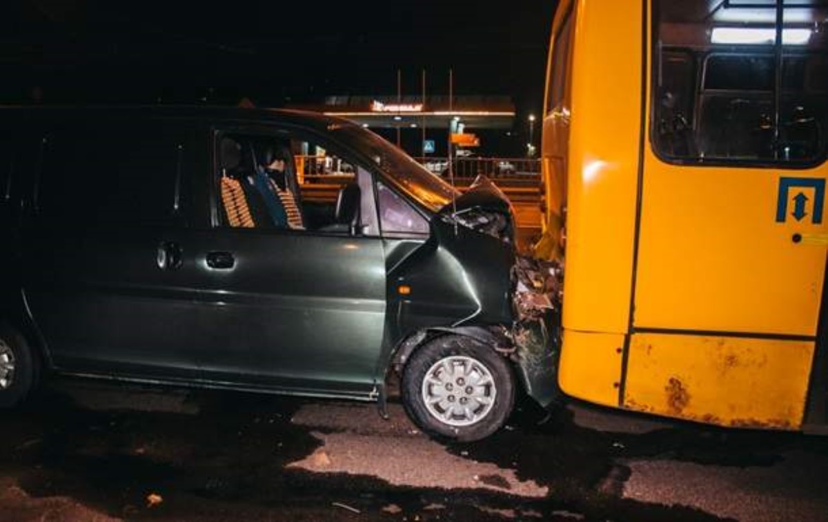В Киеве авто влетело в автобус с пассажирами и загорелось