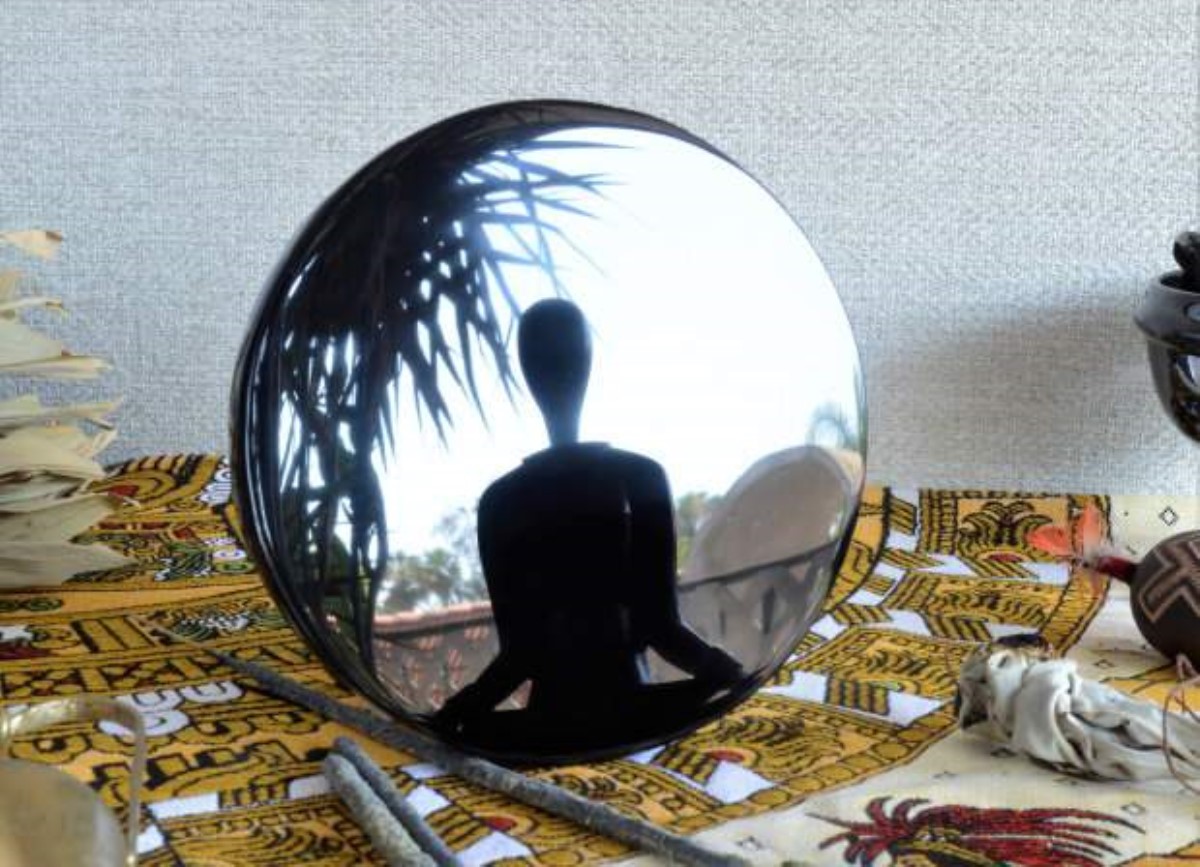 "Вызывало духов": ученые нашли загадочное зеркало