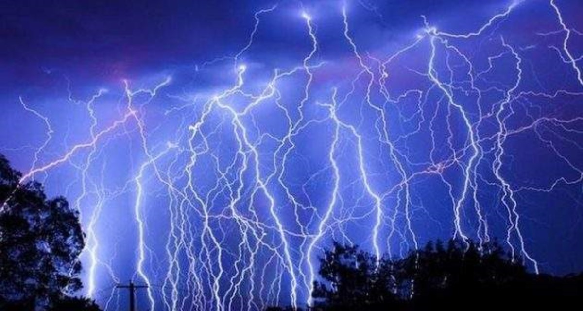 Уникальное явление в Днепре попало на камеру: это угроза для всего живого