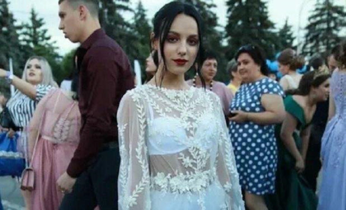Российская выпускница своим нарядом озадачила одноклассников