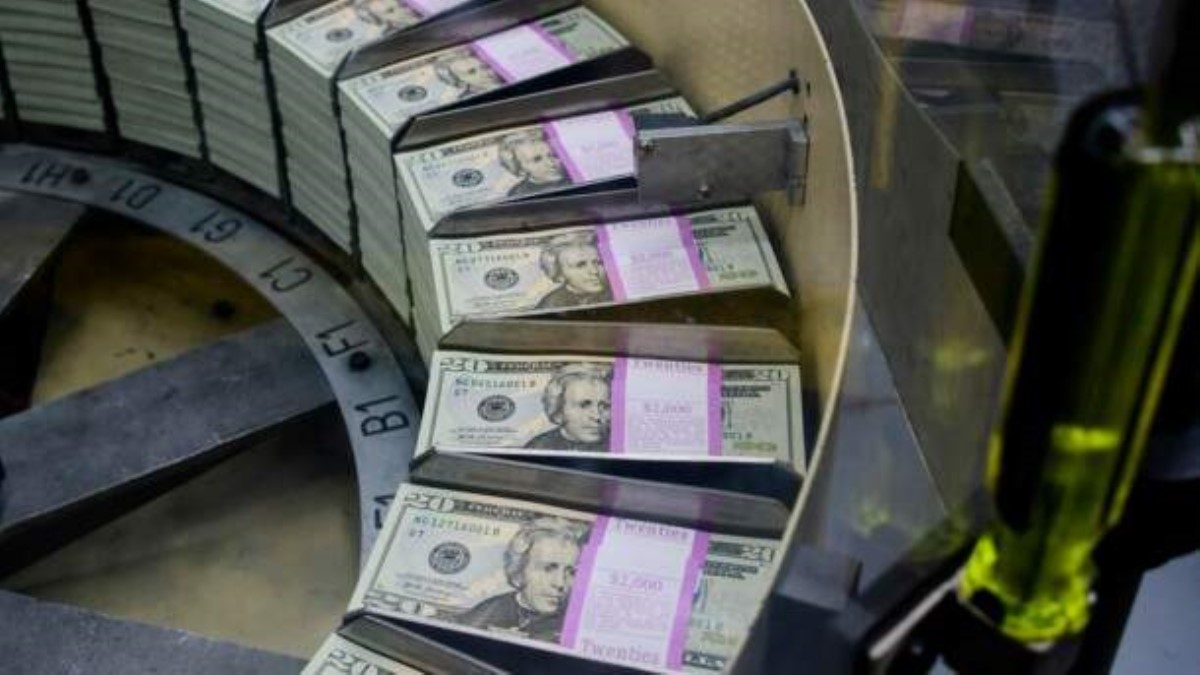 Обвал курса доллара позволил НБУ пополнить резервы