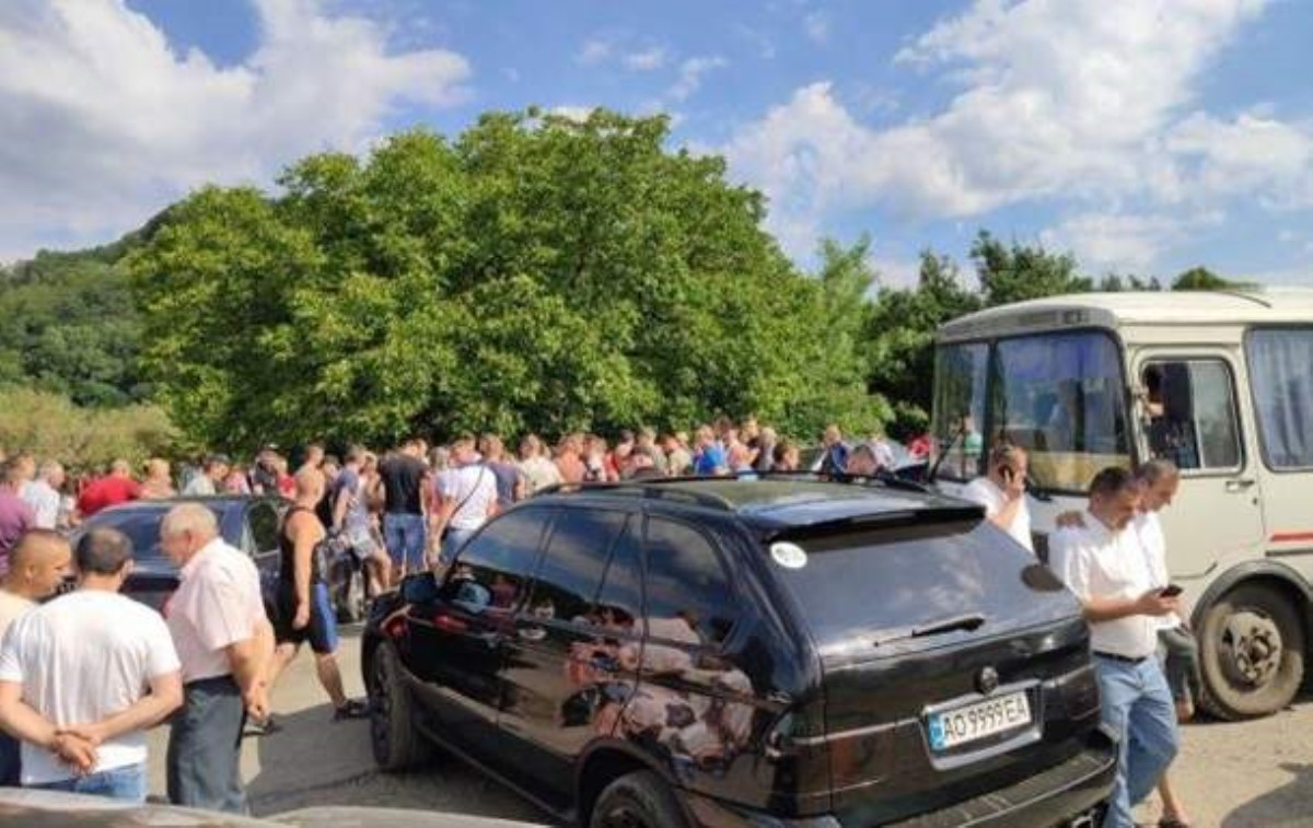 На Закарпатье перекрыли дорогу и требуют продолжить ее ремонт