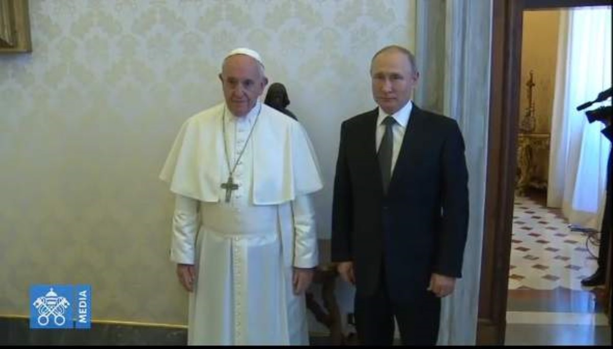 Путин на час опоздал на встречу с Папой Римским