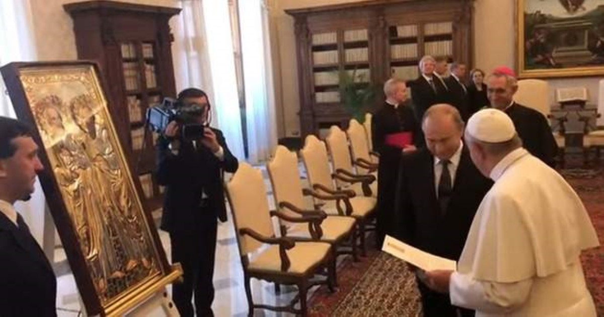 Путин подарил Папе Римскому "грех": что происходило в Ватикане