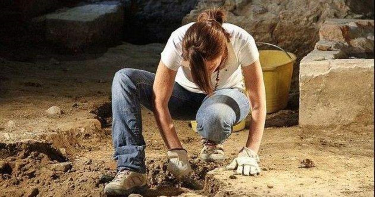 Останки викинга с лошадью, собакой и кораблем обнаружили археологи