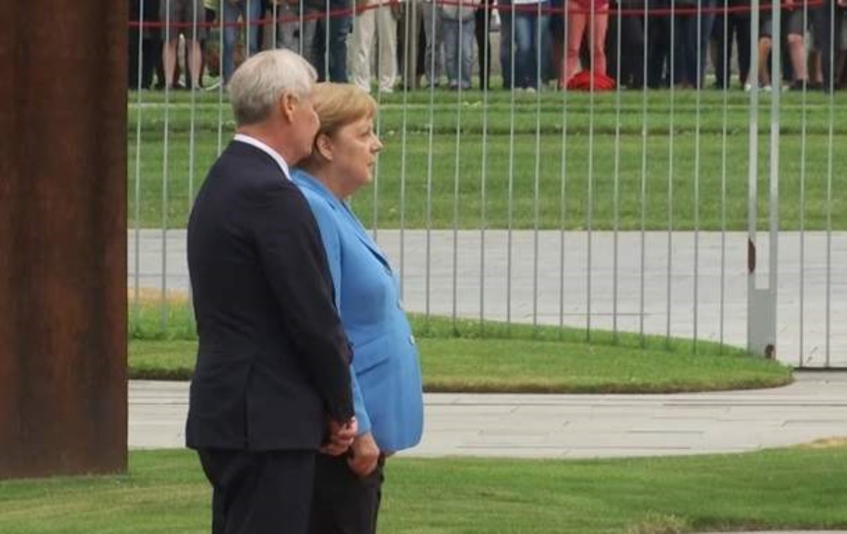 Меркель в третий раз испытала приступ дрожи. Видео