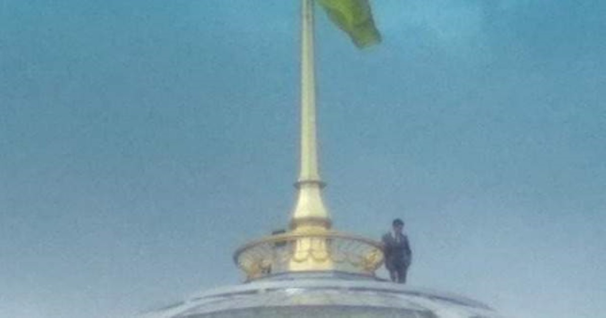 Зеленский влез на купол Верховной Рады? В сети гадают, кто этот мужчина