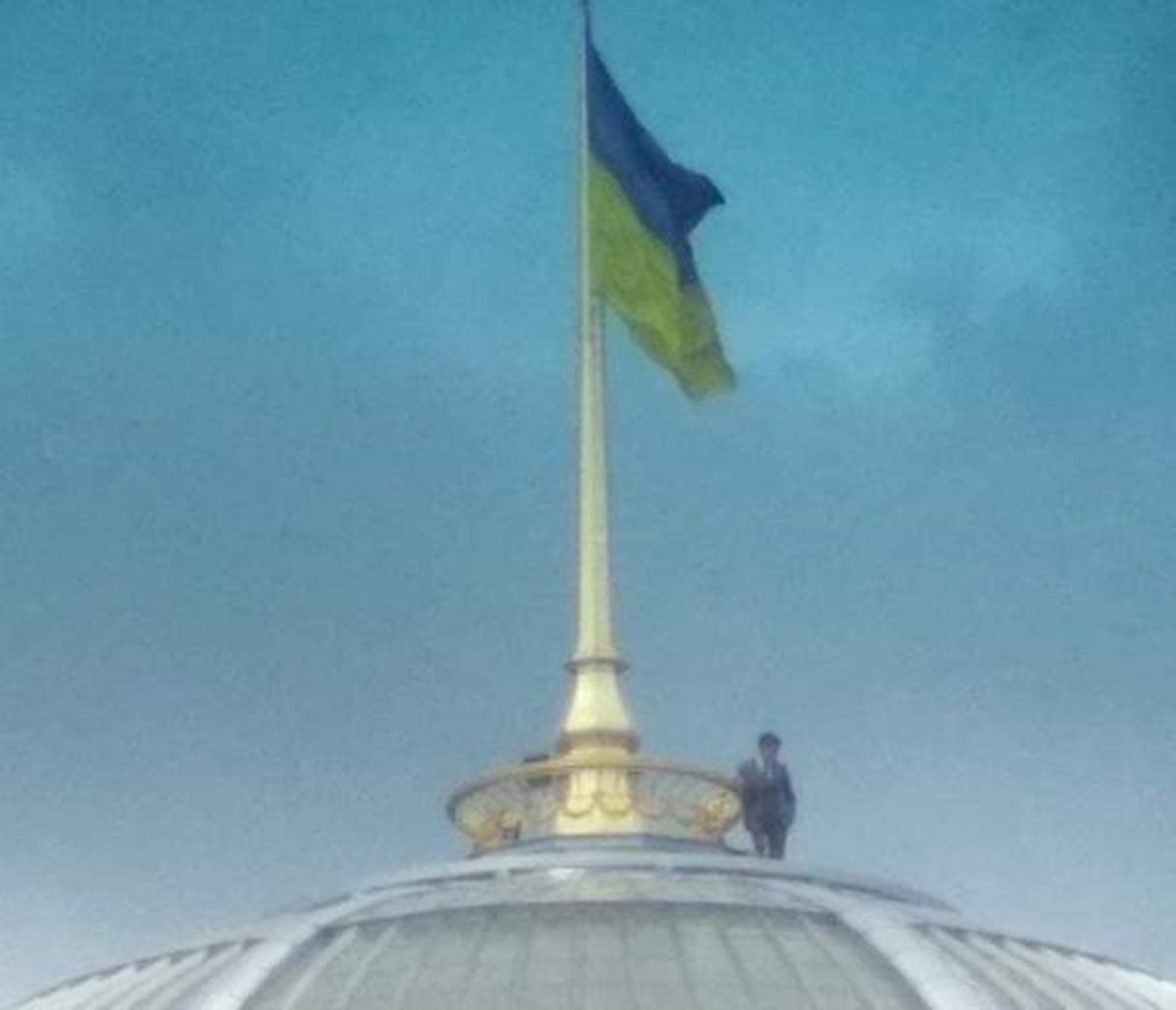 Зеленский залез на купол Верховной Рады: соцсети взбудоражили странные фото