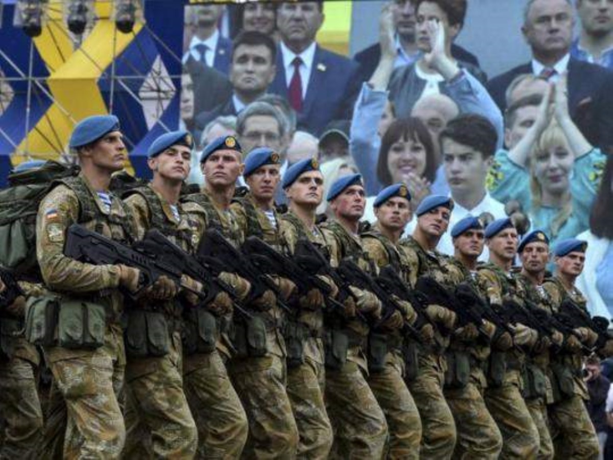 Советник Зеленского резко высказался о проведении военного парада