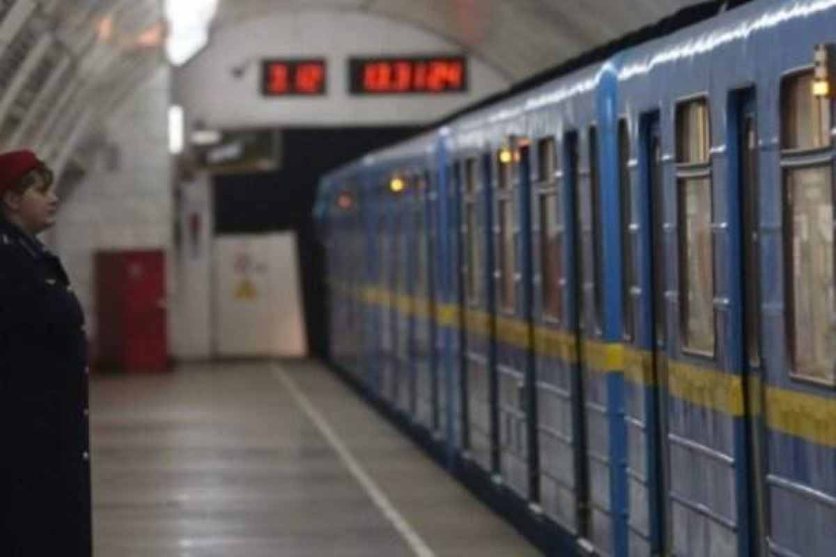 Что делать если телефон упал на рельсы в метро