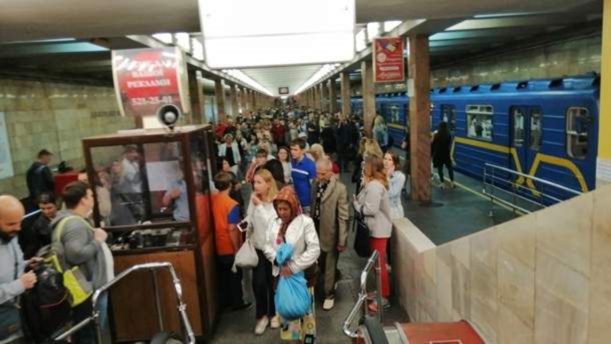 Упавшая на рельсы в метро Киева женщина погибла
