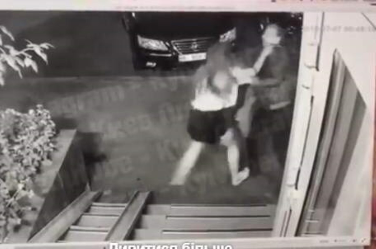 В Киеве неизвестный напал на девушку возле подъезда. Видео