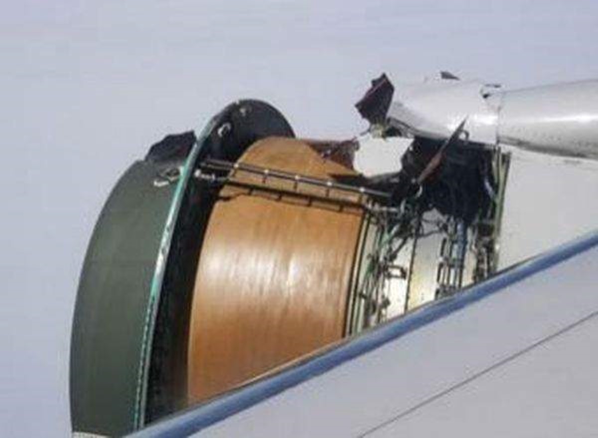 Пассажир снял на видео двигатель авиалайнера, разрушающийся в полете