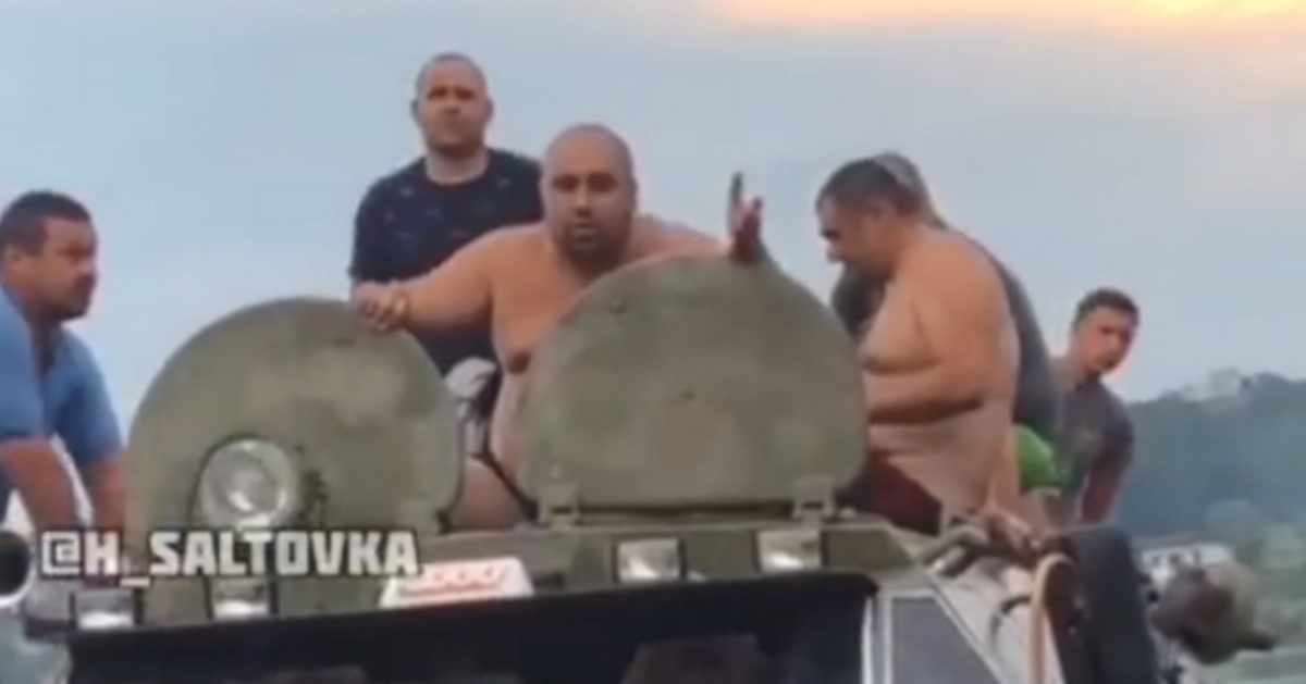 "Убью с одного удара": в Харькове мужчины на БТР устроили дебош на пляже