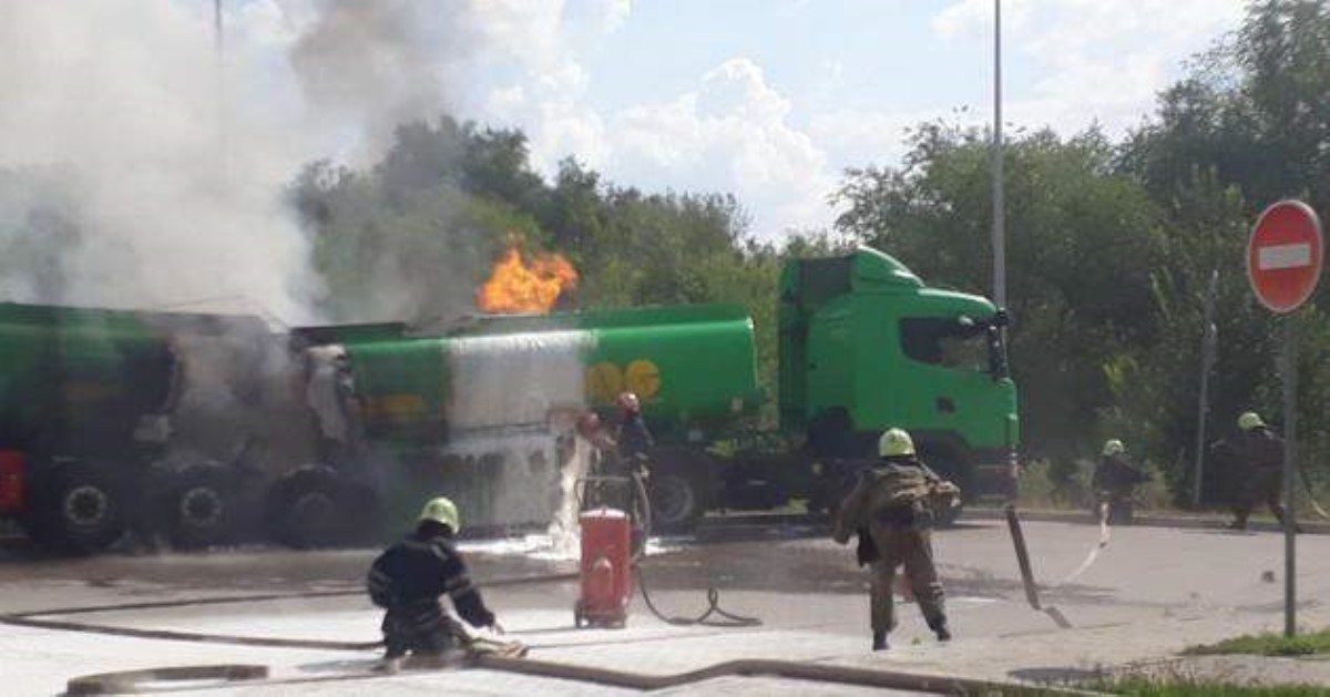 Чудом обошлось без взрыва: возле заправки в Украине вспыхнул бензовоз, видео
