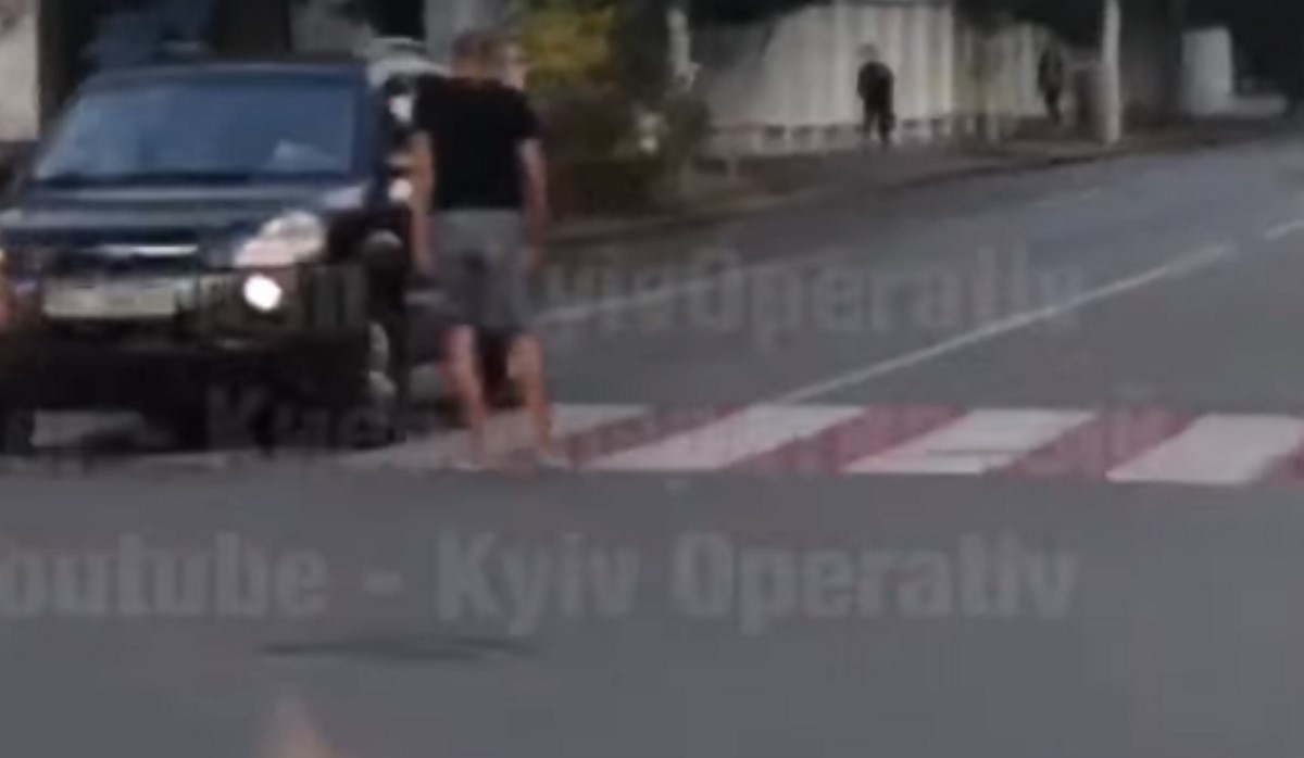 В Киеве невменяемый мужчина бросался на проезжающие автомобили. Видео