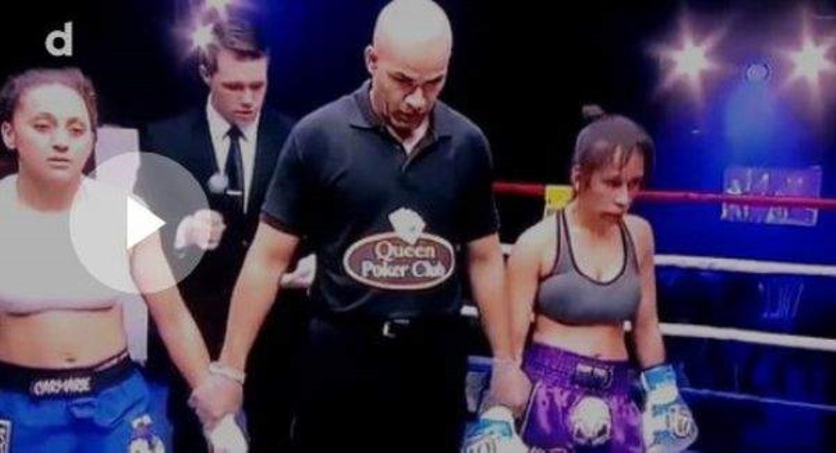 У девушки-бойца MMA произошел конфуз на ринге: видеофакт