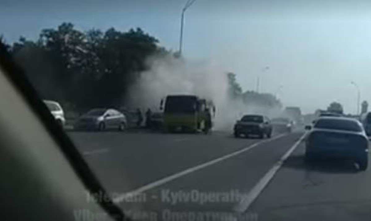 В Киеве на "Лесной" на ходу загорелась маршрутка. Видео