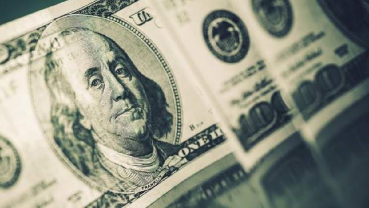 Безналичный доллар резко просел: названы причины