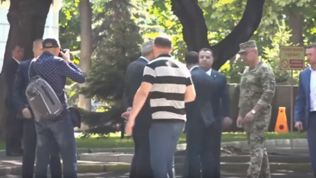 'Дичь квартальная': взволнованного Зеленского обматерили после стычки с министром обороны
