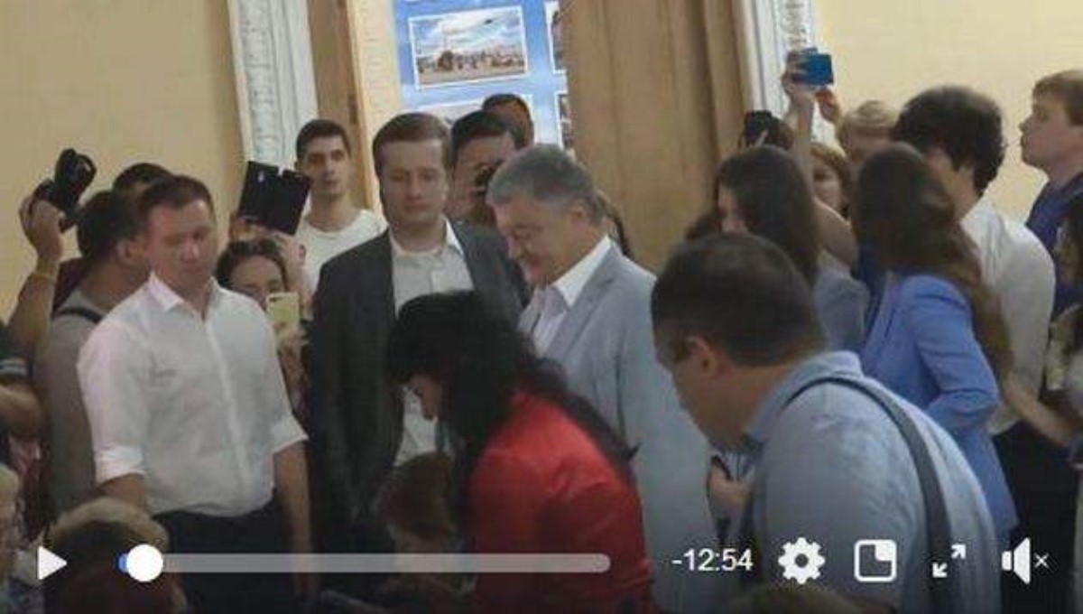 Пришедшего на избирательный участок Порошенко жестко разнесли в сети