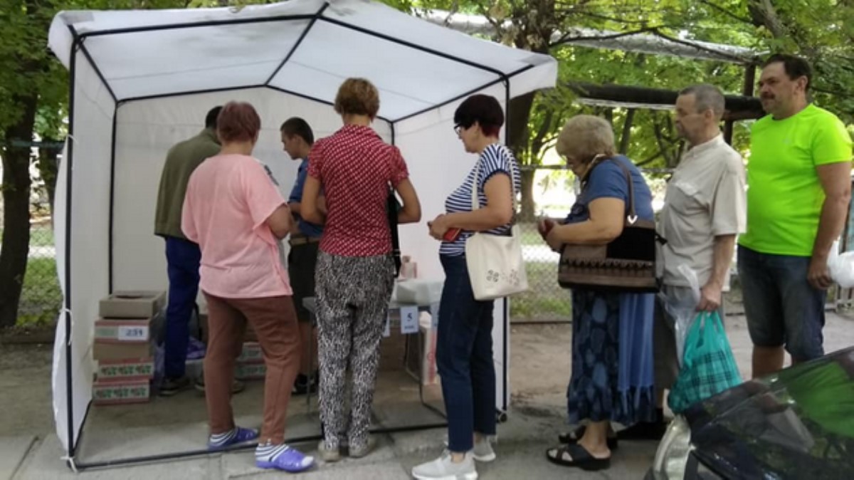 Пирожки по 5 копеек, вода - бесплатно: в Днепре устроили "праздник выборов"