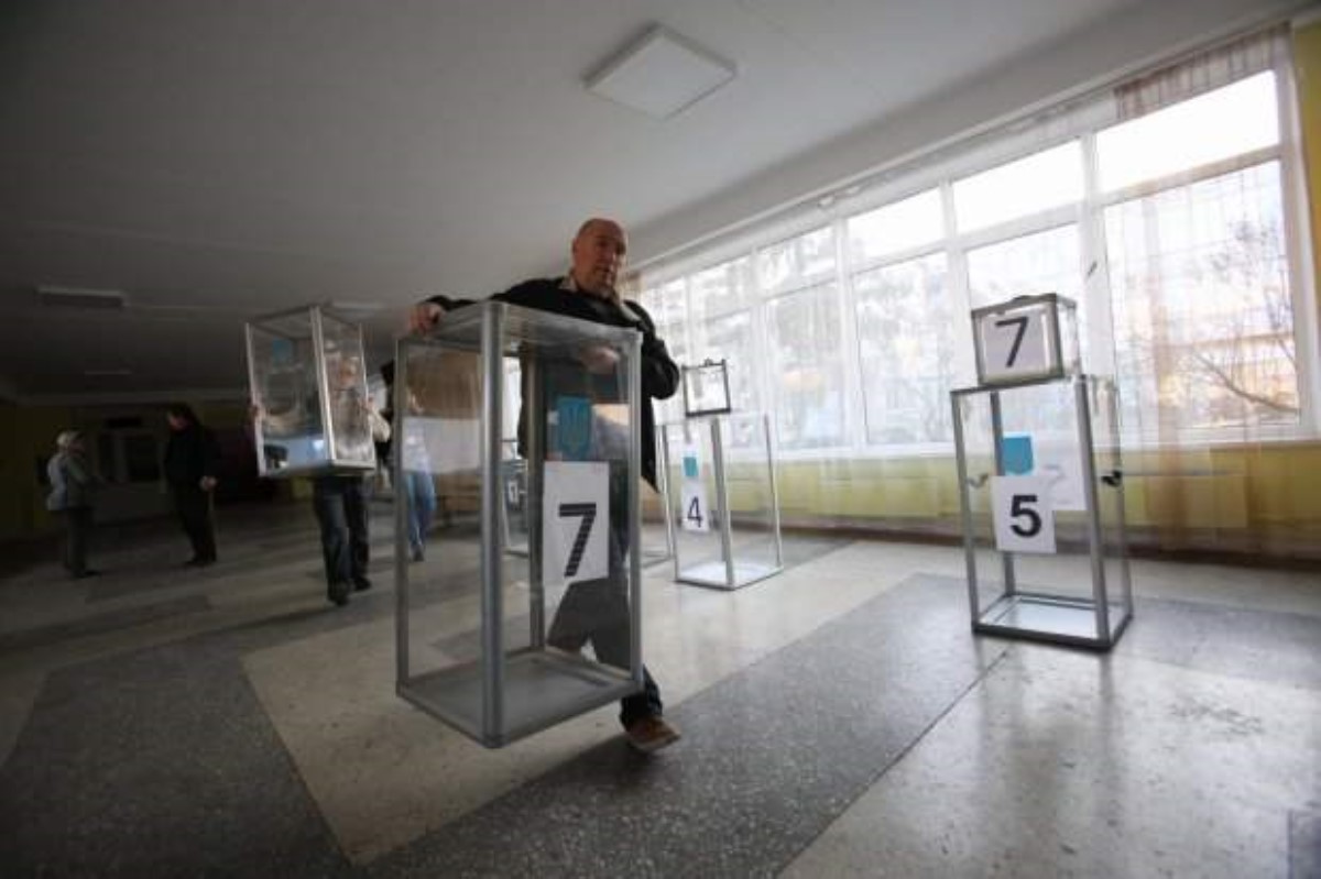 "Грех не выпить": В Киеве глава комиссии праздновал выборы прямо на участке