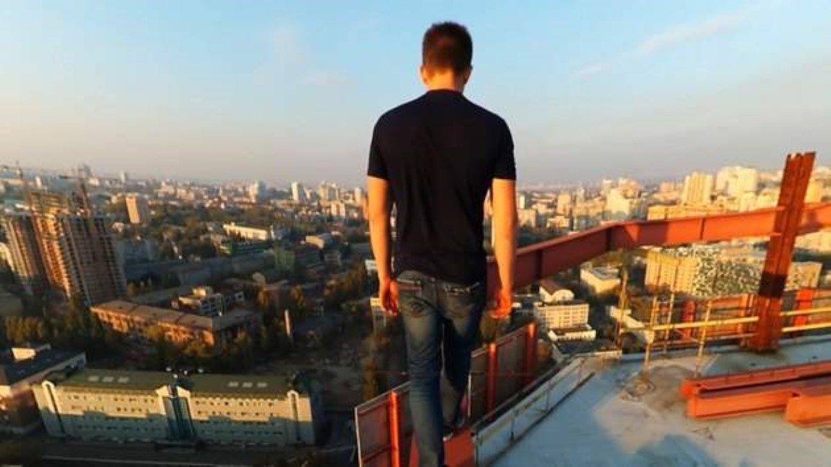 В Киеве хулиган пытался скинуть полицейского с крыши: эпичные кадры