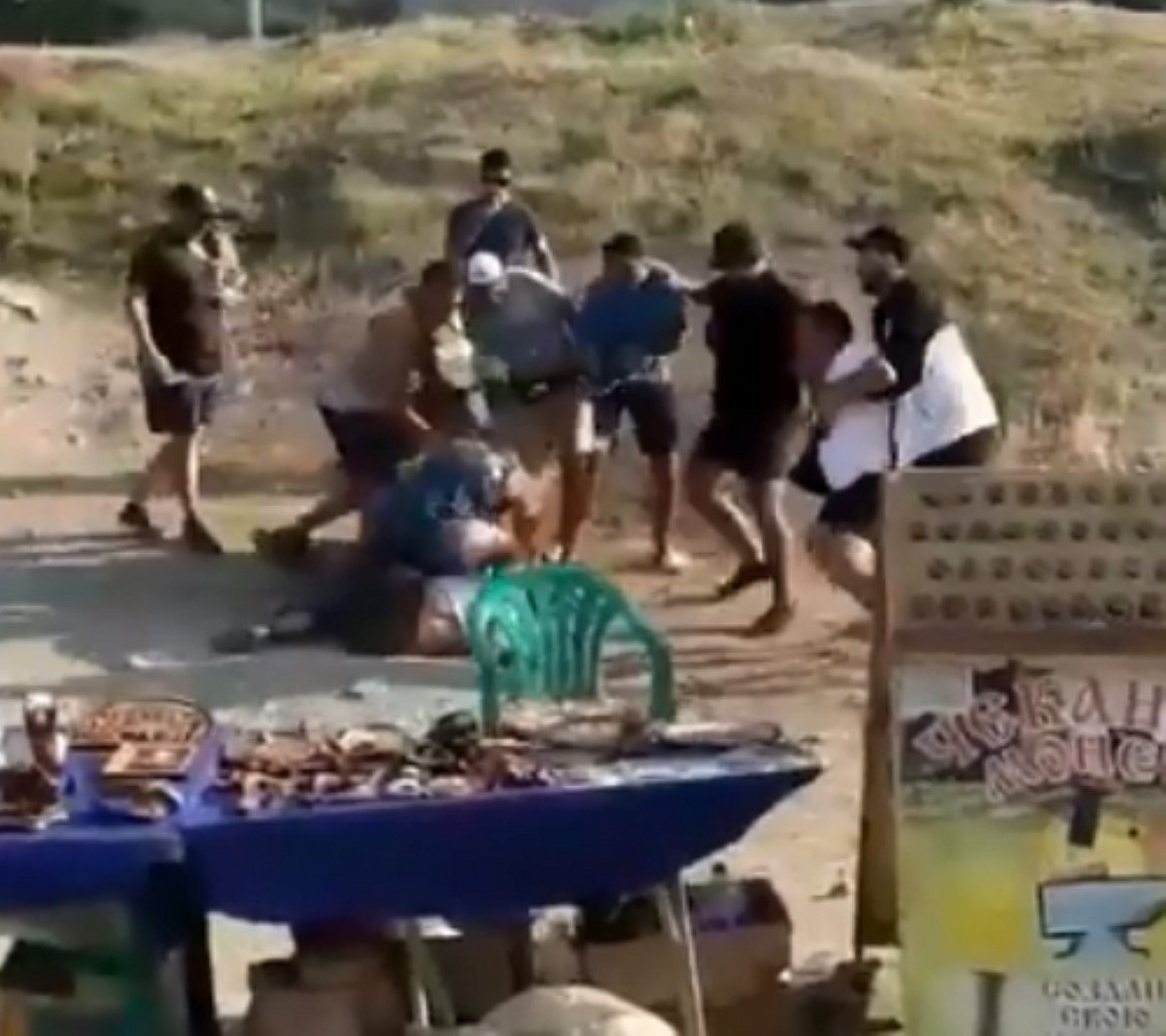 Отказались платить за фото: в Крыму толпа жестоко избила туристов. Видео