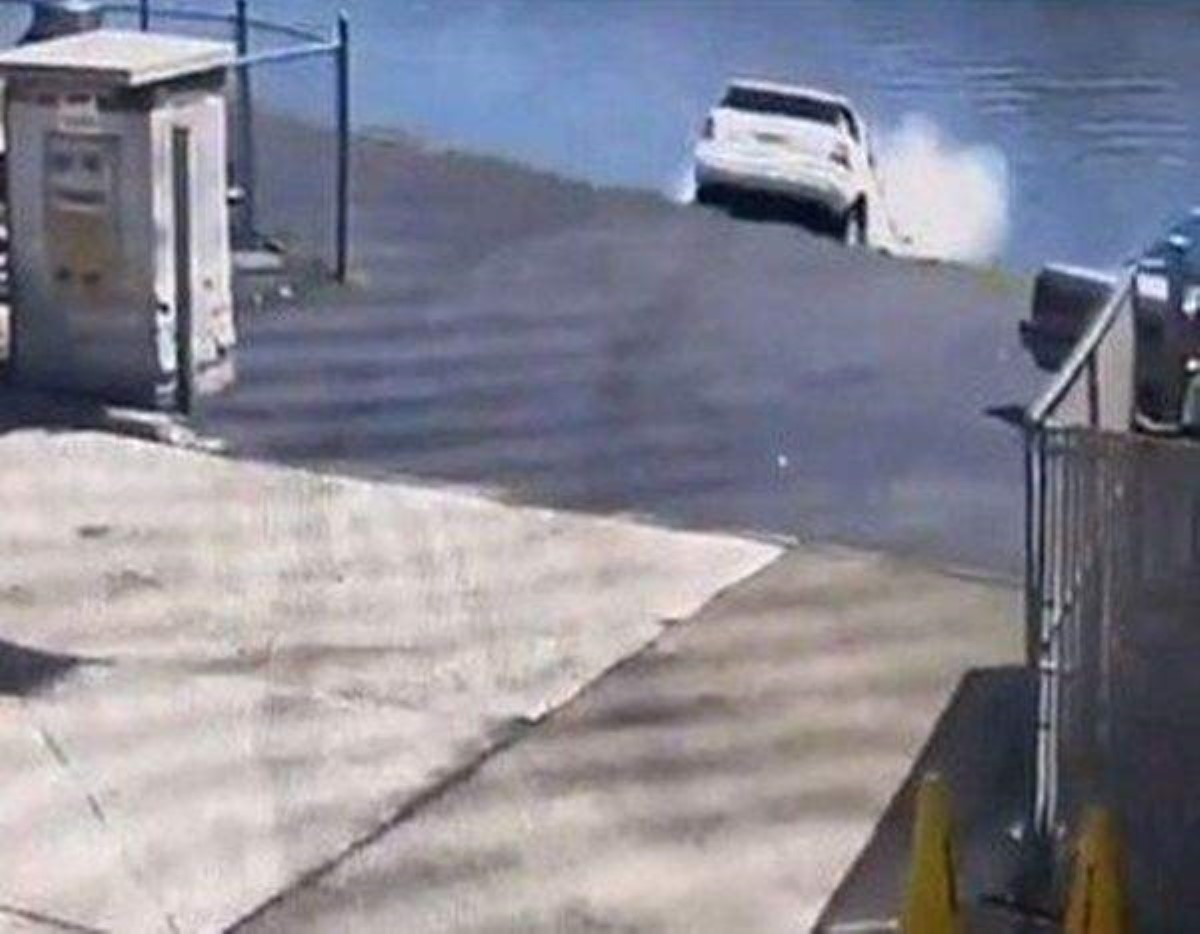Женщина утопила роскошное авто в реке, перепутав педали 