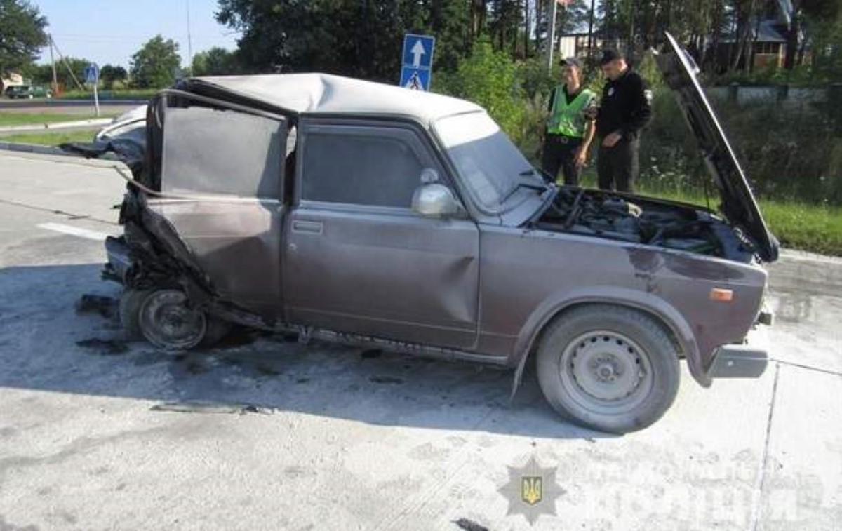 В Житомирской области после ДТП взорвалось авто, есть пострадавшие. Фото