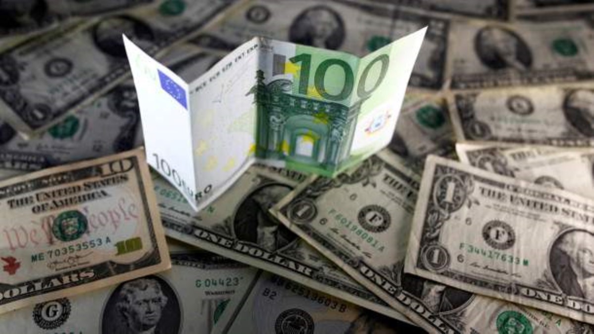 Доллар и евро в Украине рекордно упали в цене