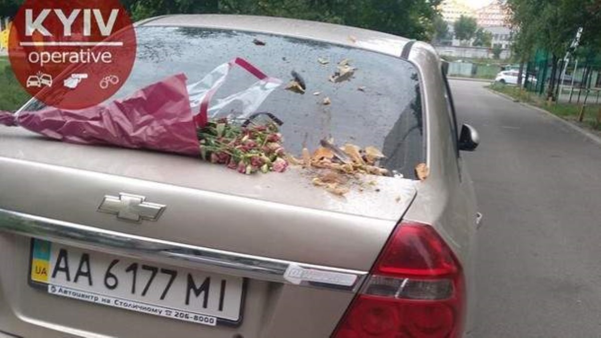 В Киеве засыпали мусором машину "героя парковки"